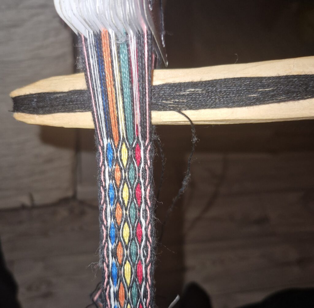 Pågående brickbandsväv ca 4 cm brett i lintråd.
